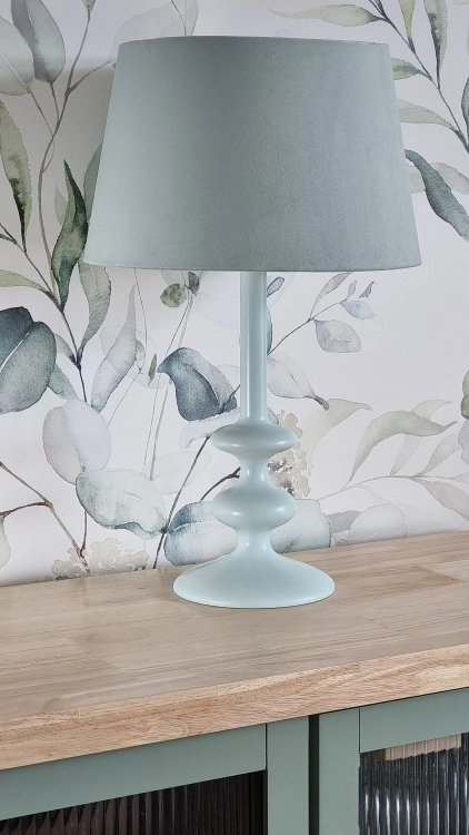 błękitna lampka na komodę w stylu nowoczesnym