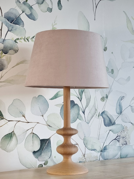 drewniana lampka stojąca z jasnoróżówym  abażurem, retro