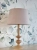 lampa boho różowa z abażurem z welwetu i naturalnym drewnem