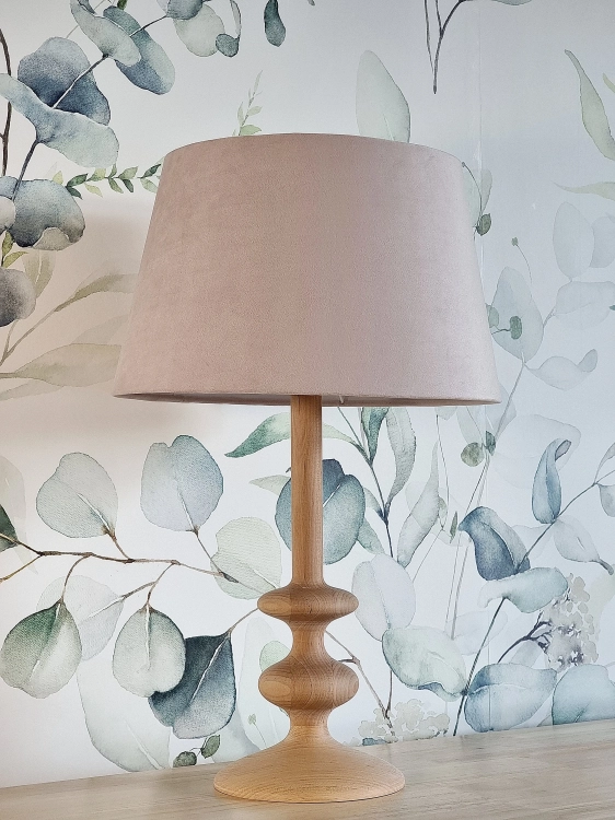 lampa boho różowa z abażurem z welwetu i naturalnym drewnem