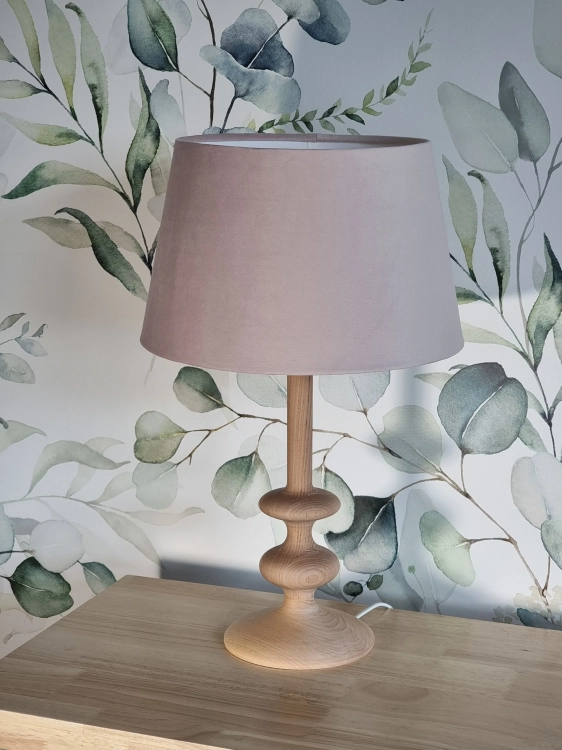 lampka z naturalnego drewna i welwetowego klosza do wnętrz vintage i Hamptons
