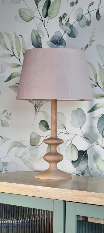 lampka w stylu boho z olejowaną drewnianą podstawą i różowym abażurem
