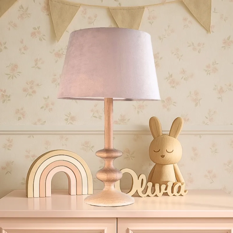lampka nocna jasnoróżowa na drewnianej nodze dla dziewczynki