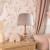 lampa dekoracyjna retro z velvetowym abażurem w pastelowym różu