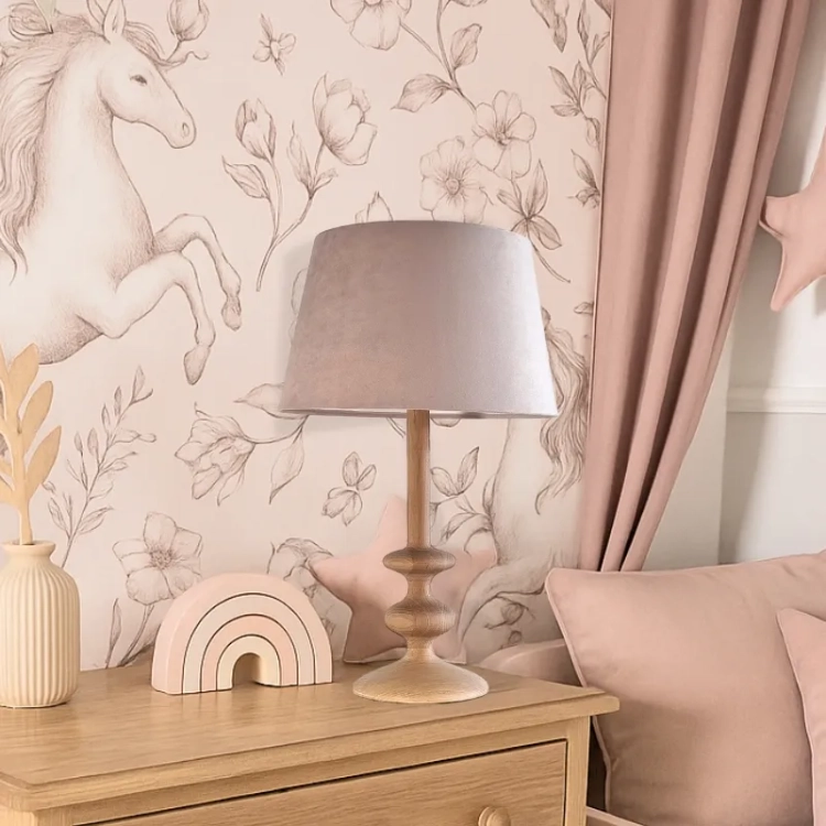 lampa dekoracyjna retro z velvetowym abażurem w pastelowym różu