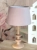 lampka stołowa pastelowa różowa – Vibe Natural Rose z drewnianą podstawą