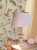 lampka z naturalnego drewna i welwetowego klosza do wnętrz vintage i Hamptons