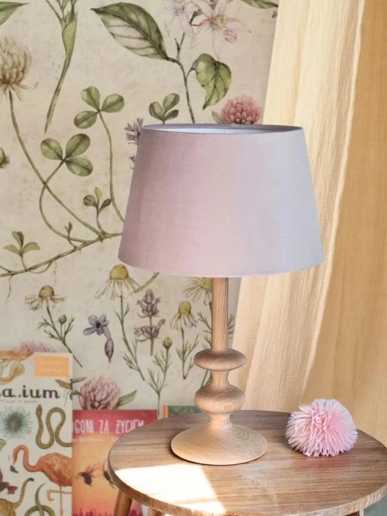 lampka z naturalnego drewna i welwetowego klosza do wnętrz vintage i Hamptons