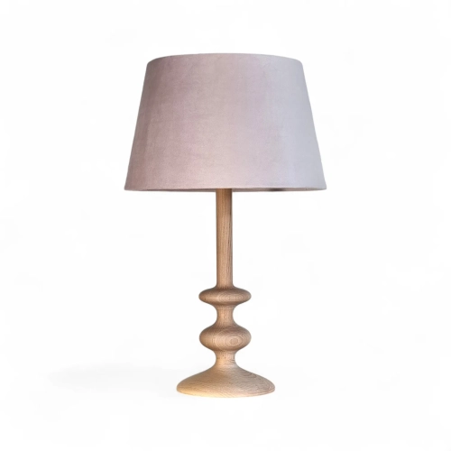 lampka w stylu boho z olejowaną drewnianą podstawą i różowym abażurem