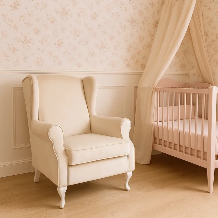 fotel Lugo kremowy velvet w salonie, fotel uszak velvet kremowy z podnóżkiem, fotel do karmienia w stylu klasycznym, elegancki fotel aksamitny kremowy, fotel Lugo kremowy na drewnianych nogach