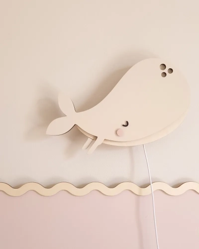 kremowa lampka LED w kształcie dużego wieloryba do pokoju dziecka, styl morski