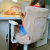 ergonomiczne krzesło beżowe Duo do biurka z tkaniną Visto i haftem