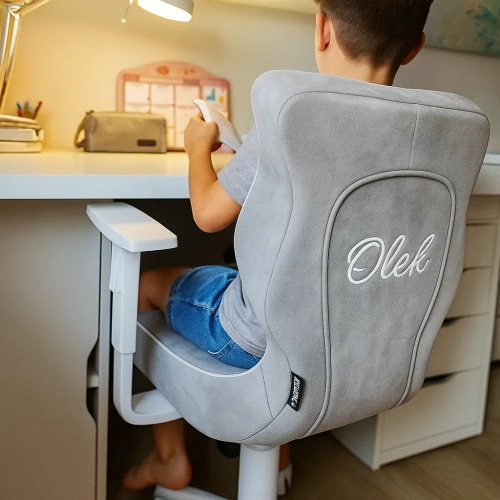 szare aksamitne krzesło do biurka dla chłopca z imieniem, ergonomiczne idealne do grania w gry i do nauki