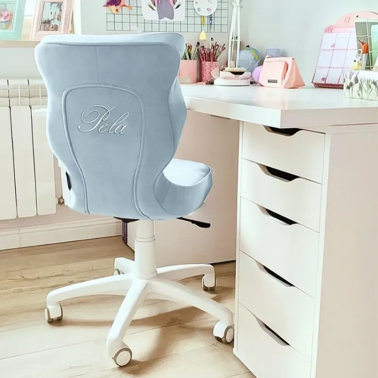 ergonomiczne krzesło do nauki w kolorze jasno niebieskim z haftem imienia