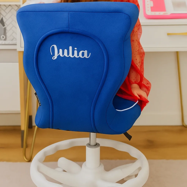 granatowe krzesło do biurka dla dziecka i nastolatka z imieniem