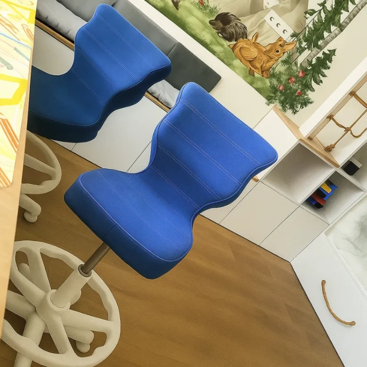 ergonomiczne, intensywnie niebieskie krzesło biurkowe