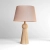 minimalistyczna drewniana lampa stołowa z abażurem lnianym w kolorze pudrowym