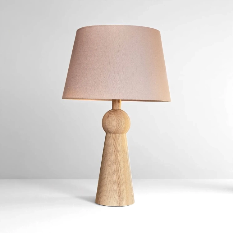 minimalistyczna drewniana lampa stołowa z abażurem lnianym w kolorze pudrowym