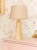 elegancka lampa Bushka Powder w stylu vintage na komodzie w pastelowym pokoju dziecka