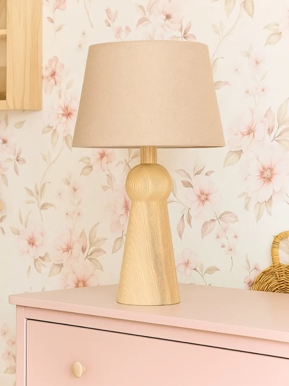 elegancka lampa Bushka Powder w stylu vintage na komodzie w pastelowym pokoju dziecka