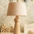 stylowa lampa retro z kloszem w kolorze różowym w pokoju dziecięcym z motywem kwiatowym