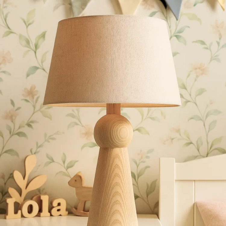 stylowa lampa retro z kloszem w kolorze różowym w pokoju dziecięcym z motywem kwiatowym