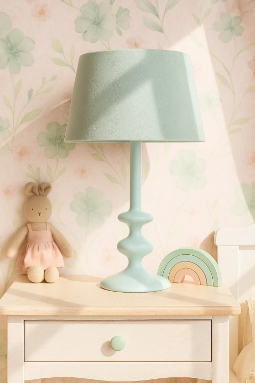 piękna lampa na komodę w stylu vintage w odcieniu szałwi