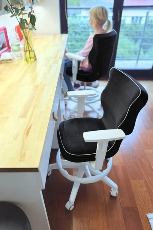 czarne krzesło welurowe ergonomiczne do pokoju chłopca i nastolatka