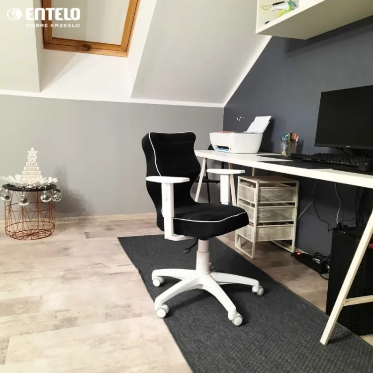 czarne krzesło velvetowe ergonomiczne Duo Loft Black do biurka dla chłopca