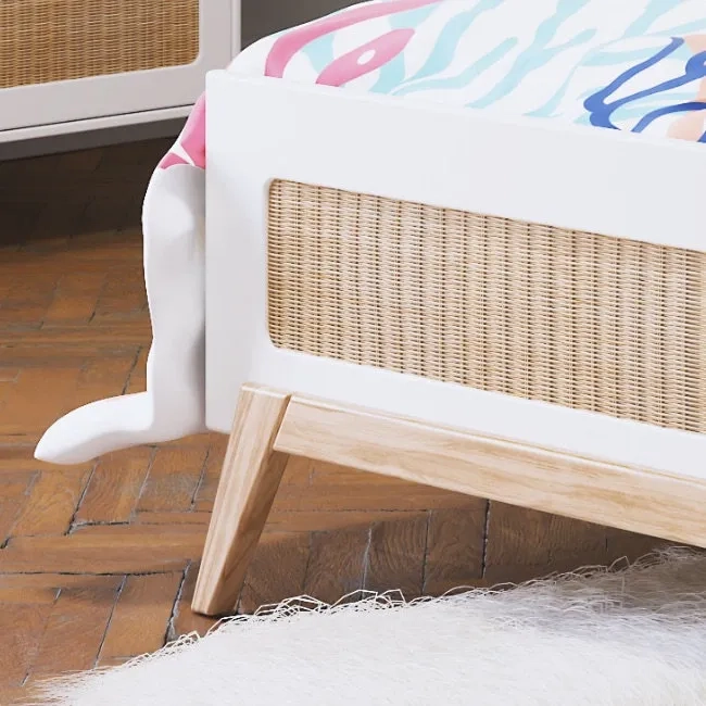 drewniane łóżko do pokoju dziecięcego w stylu boho i skandynawskim