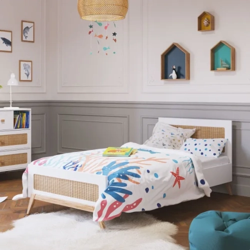 białe łóżko z naturalnym rattanem Marélia Neige 90x200  cm, idealne dla nastolatki do pokoju w stylu boho
