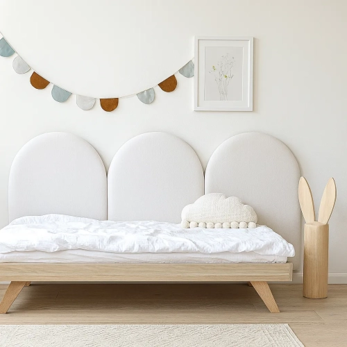 tapicerowany panel Velvet Arch w kolorze beżowym za łóżkiem dziecka