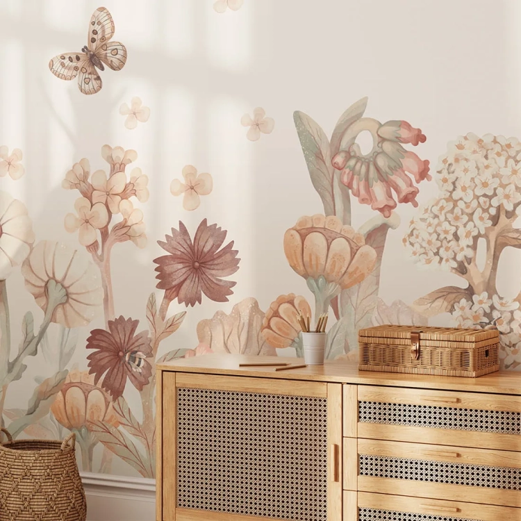 tapeta dziecięca boho z małymi polnymi kwiatami w odcieniach beżu, pudru i bordo