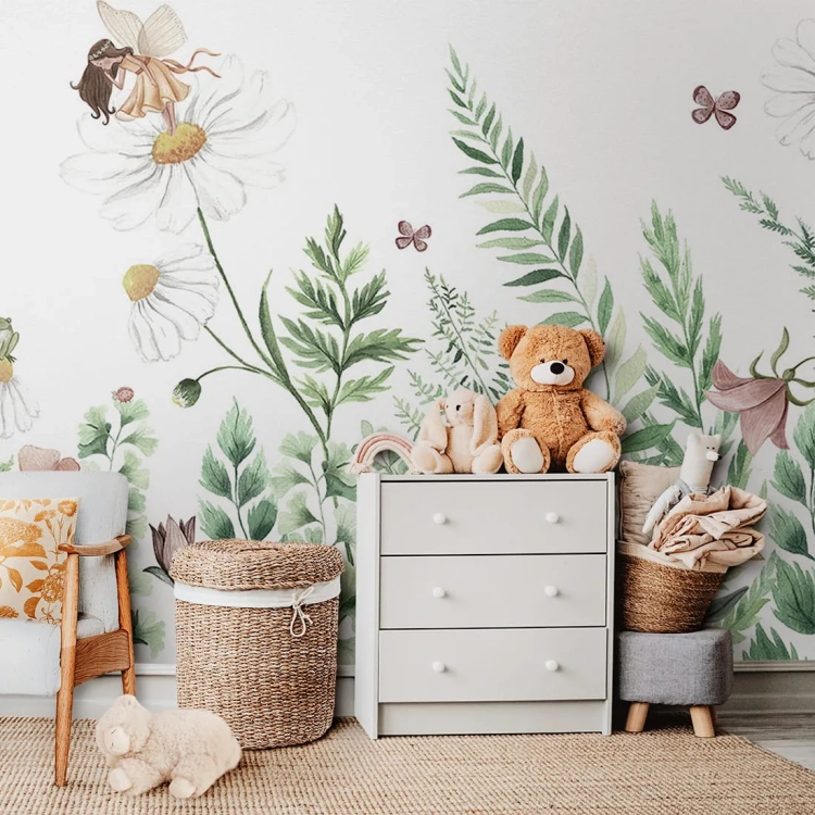 tapeta dziecięca Fairy Garden z wróżką na kwiatku, zielona łąka, stokrotki i motyle
