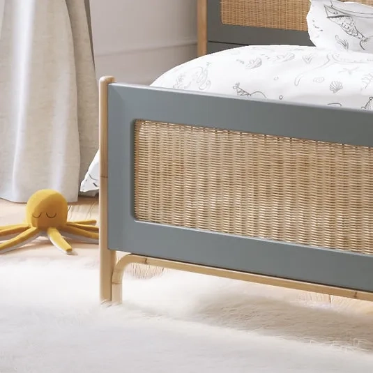 łóżko rattanowe szare Oceania Silex 90x200 cm w stylu boho i retro, drewniane z rattanem do pokoju nastolatka