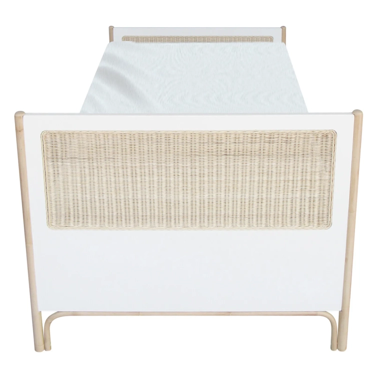 stylowe łóżko boho 90x200 z białą ramą i rattanu, pasujące do pokoju chłopca i nastolatka