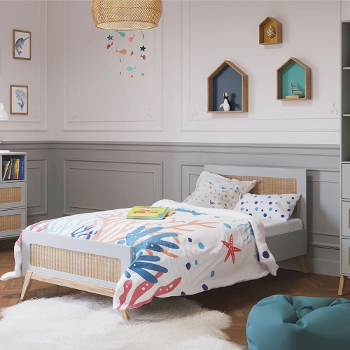 jasnoszare łóżko 90x200 cm Marélia Lune z rattanem w stylu boho i retro do pokoju chłopca