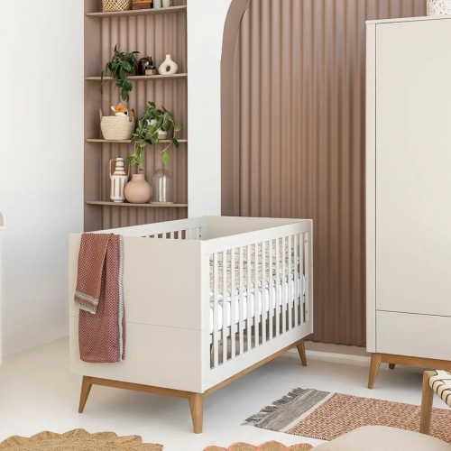eleganckie łóżeczko dziecięce 140x70 w kolorze kaszmir z drewnianymi nóżkami