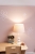 lampa stojąca z drewnianą białą bukową podstawą, lniany klosz pudrowy róż, styl vintage do pokoju dziewczynki