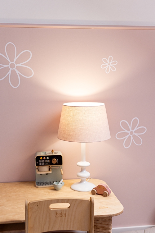 lampa stojąca z drewnianą białą bukową podstawą, lniany klosz pudrowy róż, styl vintage do pokoju dziewczynki