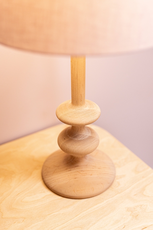 lampa stojąca z drewnianą bukową podstawą, lniany klosz pudrowy róż, styl vintage do pokoju dziewczynki