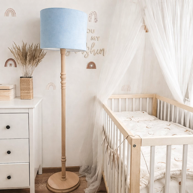 Lampa z niebieskim abażurem i drewnianą podstawą – styl retro