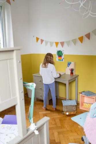 beżowe biurko z szufladami dla dziewczynki