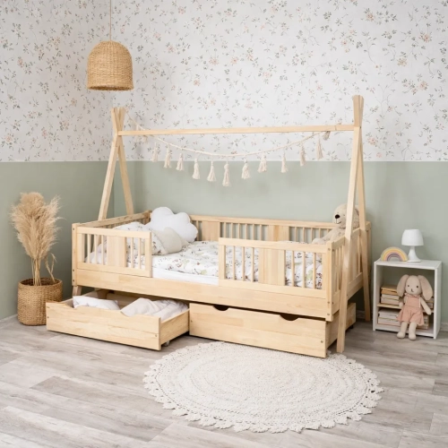 drewniane łóżko tipi do pokoju dziewczynki w stylu boho