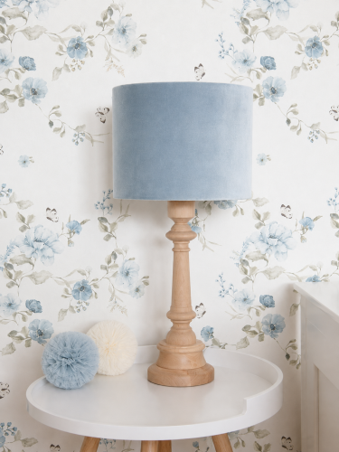 lampa stojąca Velvet Blue z jasnoniebieskim aksamitnym kloszem i drewnianą podstawą