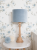 lampa stojąca Velvet Blue z jasnoniebieskim aksamitnym kloszem i drewnianą podstawą