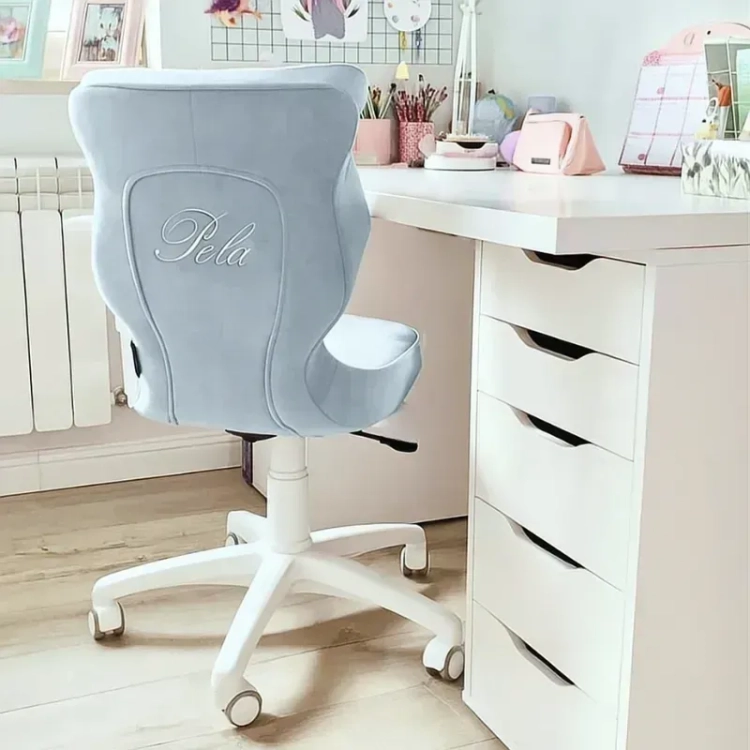 ergonomiczne krzesło do nauki w kolorze jasno niebieskim z haftem imienia