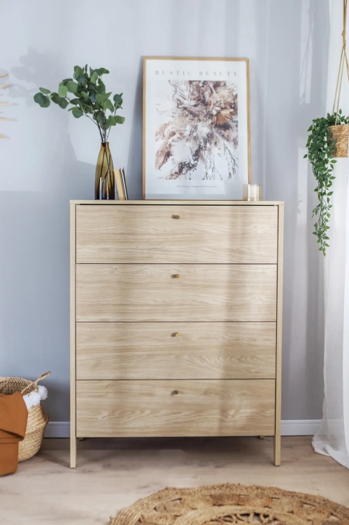 Komoda COZY CZ-03 z 4 szufladami – dąb olejowany Lenart w aranżacji sypialni – zdjęcie 3