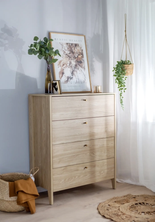 Komoda COZY CZ-03 z 4 szufladami – dąb olejowany Lenart w aranżacji sypialni – zdjęcie 4