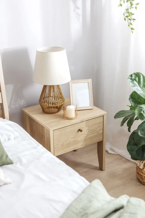 Stolik nocny COZY CZ-05 z szufladą – dąb olejowany Lenart w aranżacji sypialni – zdjęcie 2